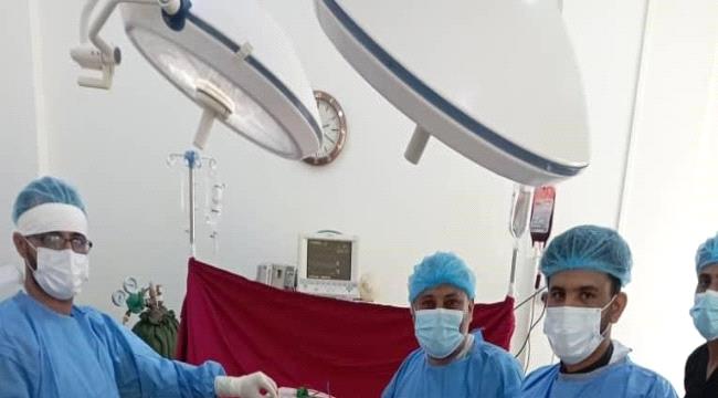 عدن: طبيب ينجح بإجراء عملية جراحية معقدة لتثبيت كسور في منطقة الحوض