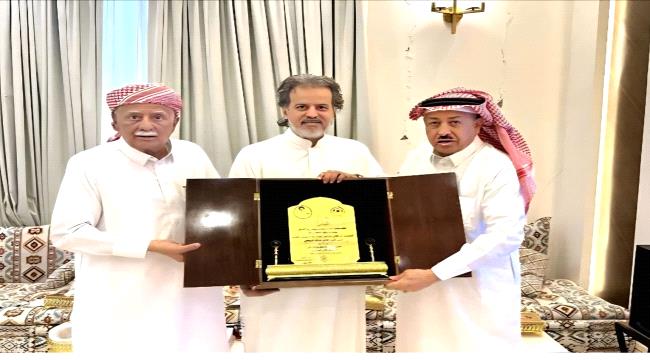العميد ناصر عبدربه هادي يتسلم ترس نادي عرفان تقديراً لدعمه الرياضي النوعي ...
