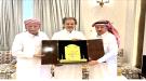 العميد ناصر عبدربه هادي يتسلم ترس نادي عرفان تقديراً لدعمه الرياضي النوعي...