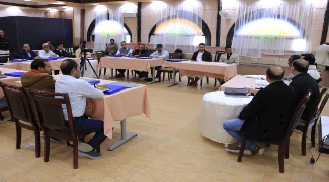 الصليب الأحمر ينظّم طاولة مستديرة في مأرب لتعزيز الصحافة الإنسانية والتحقق من المعلومات ...