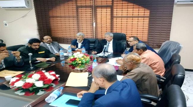 محافظ لحج يؤكد أهمية تنظيم سوق العمل واستعادة مرافق الإنزالات السمكية ...