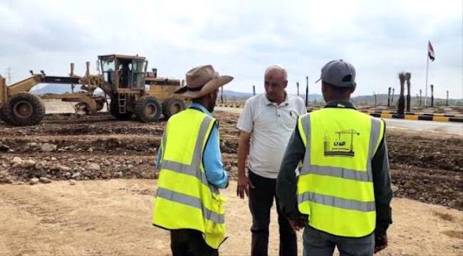 مدير عام المخا يتفقد المرحلة الثانية من مشروع طريق النصر الزراعي ويشيد بمستوى الإنجاز
