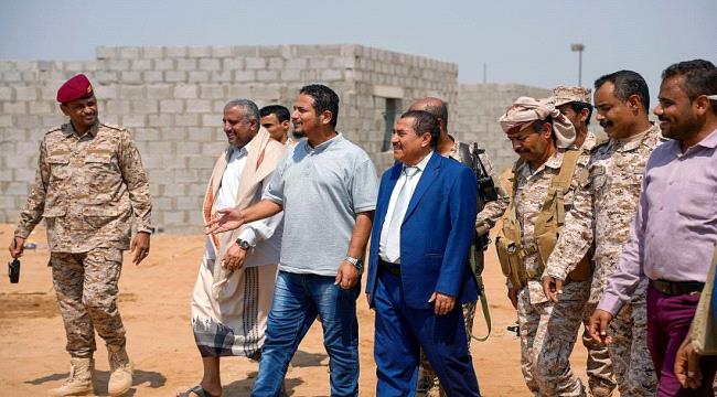  بتمويل سعودي...السنيني يطلع على سير العمل في إنشاء 232 منزل سكني للنازحين بمديرية ميدي في حجة ...