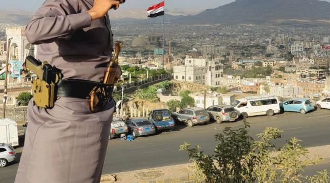 صنعاء.. موظف مفصول ينتزع سلاح قيادي حوثي ويقوم بتصفيته وإصابة مرافقه