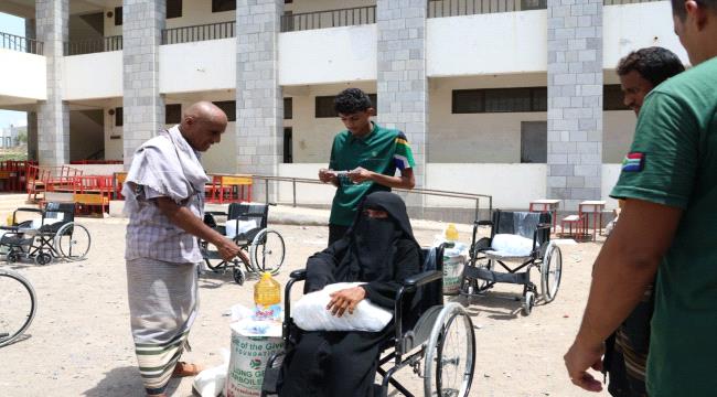 الحديدة.. توزيع كراسي متحركة وسلال غذائية للمعاقين في الخوخة وحيس  ...