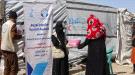 بالتمويل منظمة رائدون.. مؤسسة إنسان تدشّن توزيع الحقيبة الصحية لمخيمات النازحين بقعطبة في الضالع...
