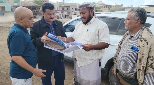 مدير عام المنصورة يدشن العمل في مشروع إنشاء دوار بئر فضل ...