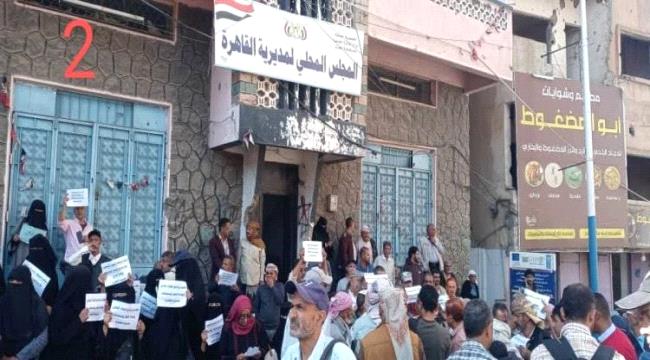 احتجاجات واسعة عقب قرار برنامج الأغذية العالمي إيقاف الدعم عن آلاف الأسر بمحافظة تعز ...