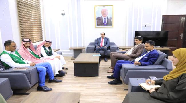 وزارة الشباب والرياضة والبرنامج السعودي يناقشان إعادة تأهيل ملعب 22 مايو بعدن   ...