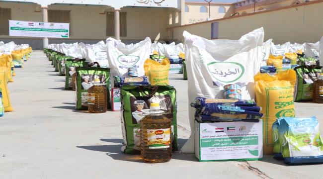 الأمين العام للمهرة يطلق المرحلة الأولى من القافلة الغذائية الكويتية لدعم المعلمين بالمحافظة ...