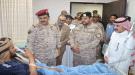 وزير الدفاع وقائد التحالف يزوران العميد رزيق بعد إصابته في الهجوم الإرهابي غرب تعز ...