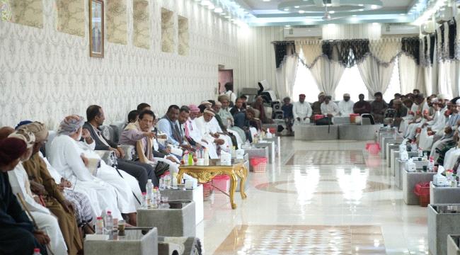 محافظ المهرة يترأس اجتماعا مع القيادات المجتمعية ويشدد على مواجهة التلاعب بالأسعار والعملات ...