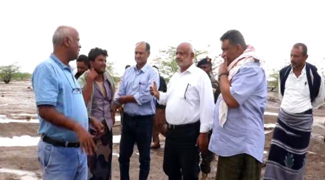 محافظ الحديدة يتفقد أوضاع المتضررين من السيول في منطقة شعب نبع بالخوخة ...