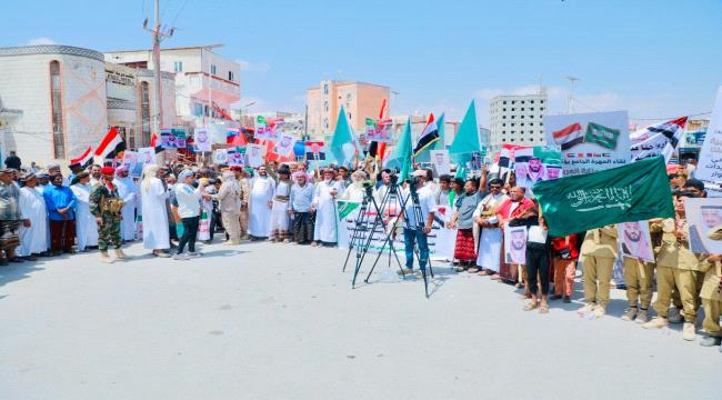 مسيرة جماهيرية حاشدة في المهرة تضامناً مع السعودية ودول الخليج وتنديداً بالاعتداءات الإيرانية ...