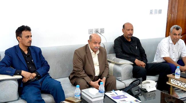 عضو مجلس القيادة الخنبشي يلتقي أهالي ضحايا أحداث المكلا ويؤكد: لا تهاون في محاسبة المتسببين ...