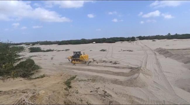 أبين: استمرار إزالة الرمال من الخط الدولي العلم–زنجبار وتأهيل مشاريع زراعية استراتيجية ...