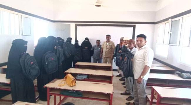 مدير تربية الحديدة يوزع 150 حقيبة لمعلمي التعليم التعويضي بالخوخة ...