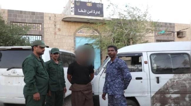 أمن المخا يُحبط عملية سرقة باص ويعيده مع الجاني إلى شرطة عدن ...