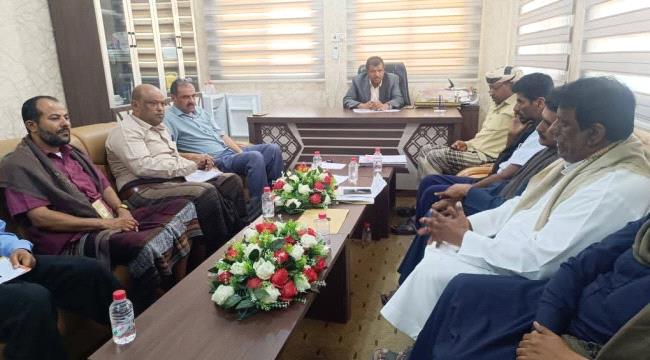 الأمين العام لمحلي المهرة يناقش مع نقابة المعلمين ملف التأمينات الخاصة بالمعلمين المتعاقدين ...