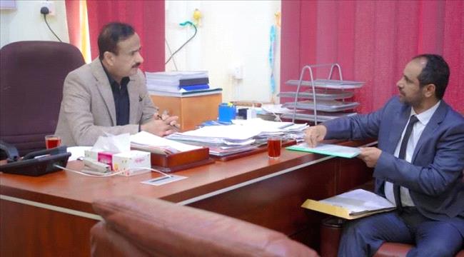 محافظ شبوة يوجه بصرف مستحقات شهرين للأطباء ويؤكد أهمية استدامة دعم القطاع الصحي ...