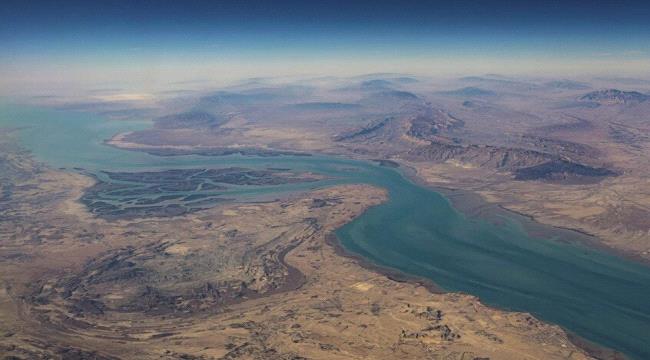 البحرية الأمريكية تنصح السفن التجارية بتجنب أجزاء من مضيق هرمز بسبب 