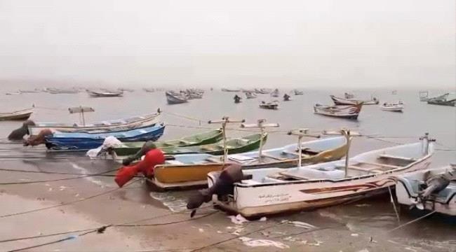 رياح عاتية وهيجان بحري يتسببان بخسائر مادية للصيادين في مديرية الخوخة جنوبي الحديدة ...