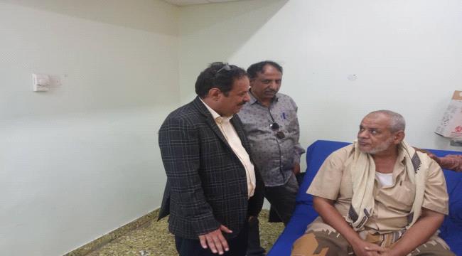 بتوجيهات المحافظ.. مدير صناعة لحج يزور مدير مكتب الحوطة عقب حادث مروري أثناء مهمة رسمية ...