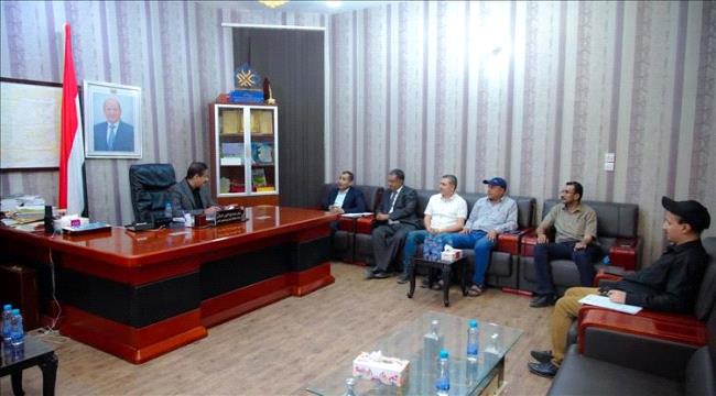 محافظ شبوة يبحث مع وفد وزارة المياه والبيئة سبل تنفيذ برنامج التقييم المؤسسي لحماية البيئة ...