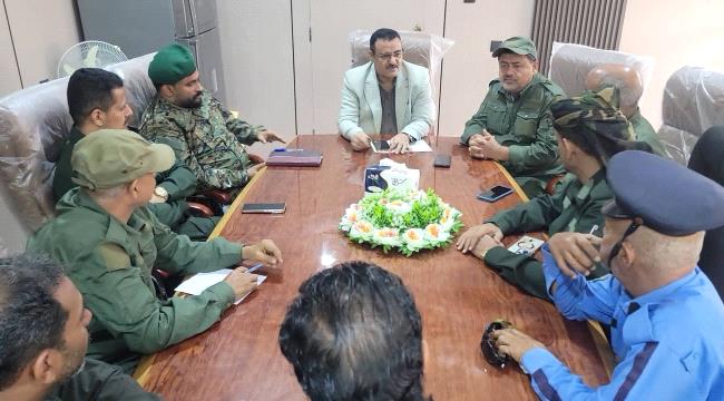 الداؤودي يترأس اجتماعاً للجنة الأمنية بالبريقة ويشدد على التنسيق المشترك لحماية الممتلكات العامة والخاصة ...