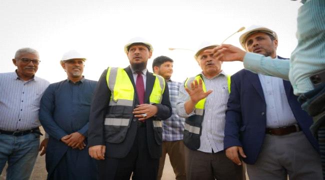 تدشين مشروع لتحويل طريق البريقة–بئر أحمد إلى اتجاهين ...
