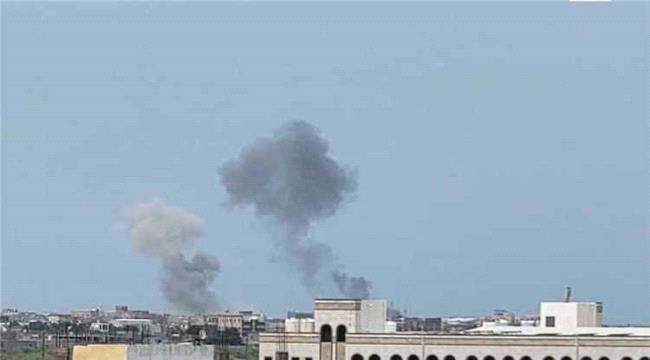 مليشيا الحوثي تستهدف ميناء المخا في تصعيد جديد يهدد الملاحة والنشاط التجاري