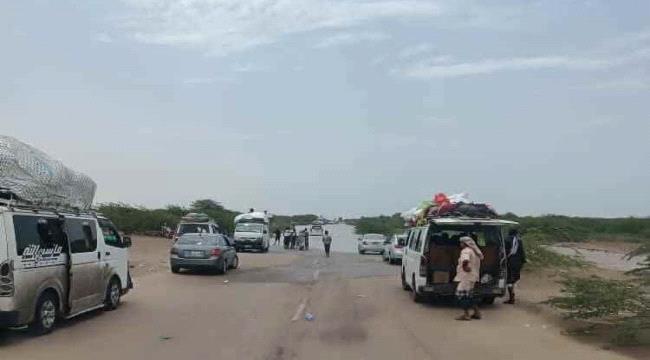 ​سيول وادي أحور تقطع الطريق الدولي بين عدن وحضرموت وتتسبب في احتجاز المسافرين ...
