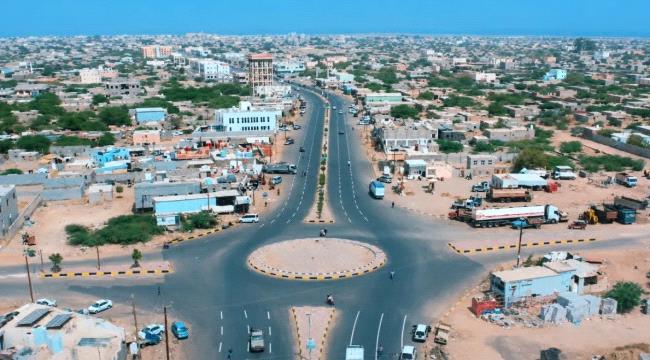 ​7 شهداء و15 جريحاً في هجوم حوثي بالصواريخ والمسيرات استهدف ميناء المخا ومواقع مدنية وعسكرية