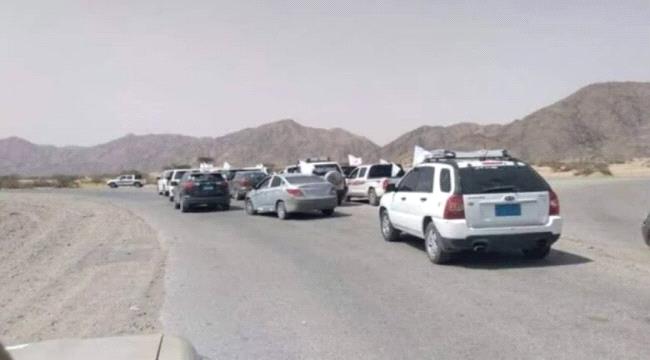 المليشيا الحوثية تغلق الطريق الحيوي الرابط بين ذمار والبيضاء ومأرب أمام شاحنات البضائع والمسافرين ...