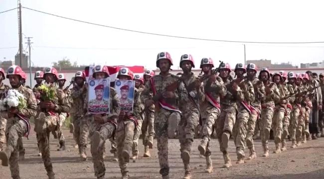 في موكب جنائزي مهيب.. تشييع جثمان الشهيد العقيد يحيى القاضي بالمخا