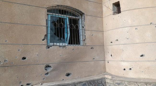لليوم الثاني.. قصف حوثي يستهدف مسجد ومدرسة 