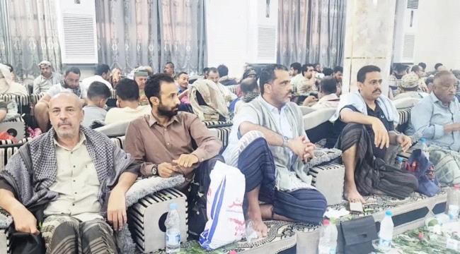 ​بحضور قيادات بارزة.. تقديم واجب العزاء لشهيدي الاعتداء الصاروخي الحوثي على المخا