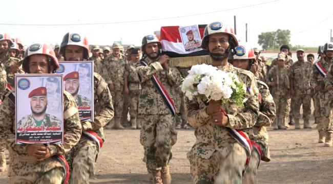 موكب جنائزي مهيب في المخا لتشييع الشهيد عبدالله عبدالرزاق أحد أبطال حراس الجمهورية ...