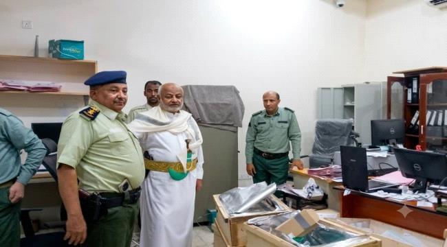 محافظ الحديدة “د.طاهر”.. يتفقد سير العمل في فرع مصلحة الهجرة والجوازات