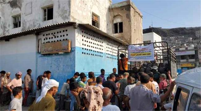 السلطة المحلية بالتواهي تشرف على بيع الغاز للمواطنين بـ 8 آلاف ريال ...