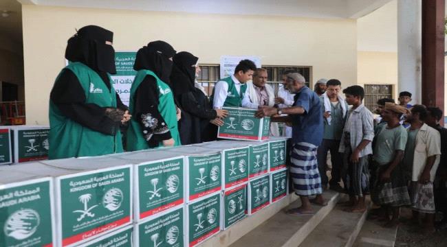 مركز الملك سلمان للإغاثة يدشن توزيع 1,440 سلة غذائية يستفيد منها أكثر من 20 ألف فرد في المخا