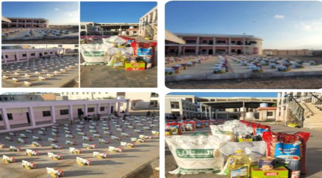 مبادرة الإعلامي صالح العبيدي تواصل توزيع السلل الغذائية للمحتاجين في عدن ...