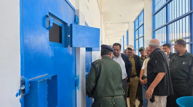 اللجنة الوطنية للتحقيق تطلع على أوضاع نزلاء السجن المركزي وسجن الاحتياط بمديرية المخا ...