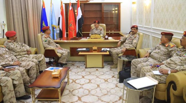 تكامل الرقابة والاستخبارات: مخرجات اجتماعات وزير الدفاع بالهيئات العسكرية في عدن ...