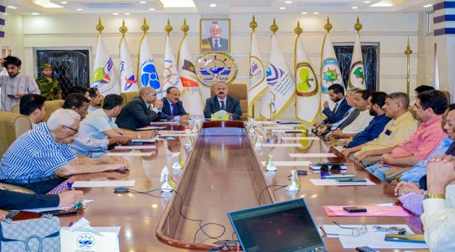 تنفيذي شبوة يناقش سير العمل في عدد من القطاعات الخدمية ...