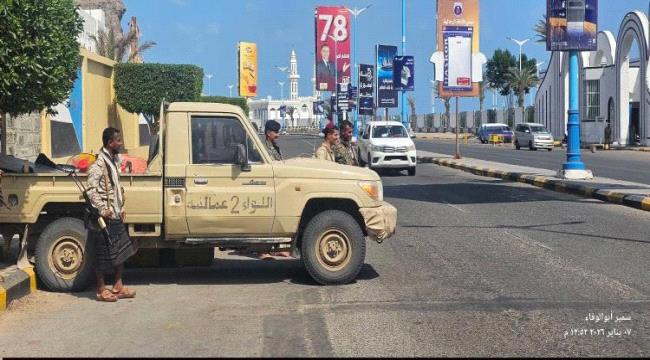 انتشار كثيف لقوات العمالقة في عدن وسط تحذيرات للمواطنين باستخدام الرصاص الحي ...