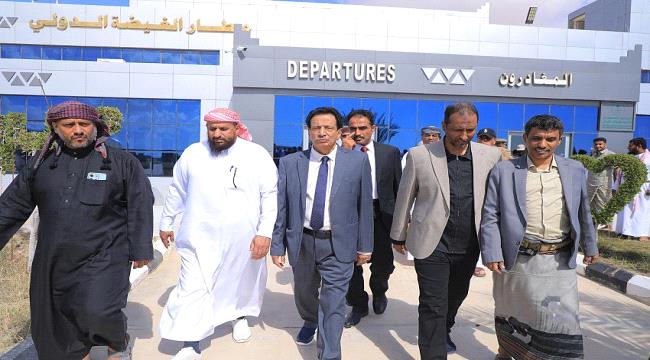 محافظ المهرة يستقبل أول رحلة جوية بمطار الغيضة عقب استئناف الرحلات ...