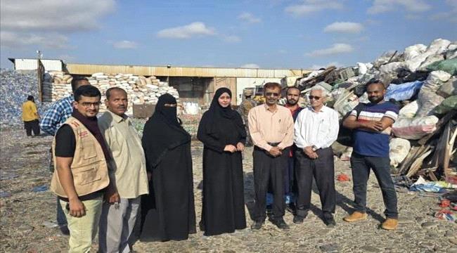 نيابة الصناعة والتجارة بعدن تتلف شحنة كبيرة من المشروبات الغازية المتنوعة ...