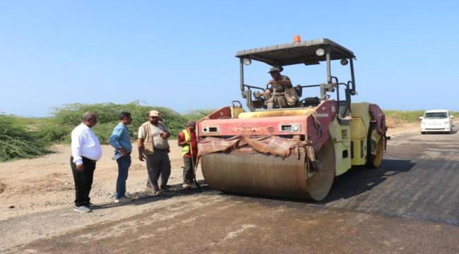 عليان يتفقد سير العمل في مشروع ترميم وتأهيل خط الخوخة المخا ...
