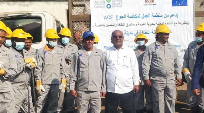 عليان يدشن حملة نظافة واسعة  في الخوخة ...